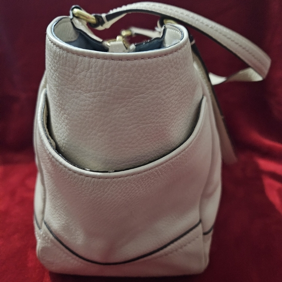 Coach Park Leather Carrie Tote-Cream with Torquoise Hang Tag and Tassel - Picture 3 of 16